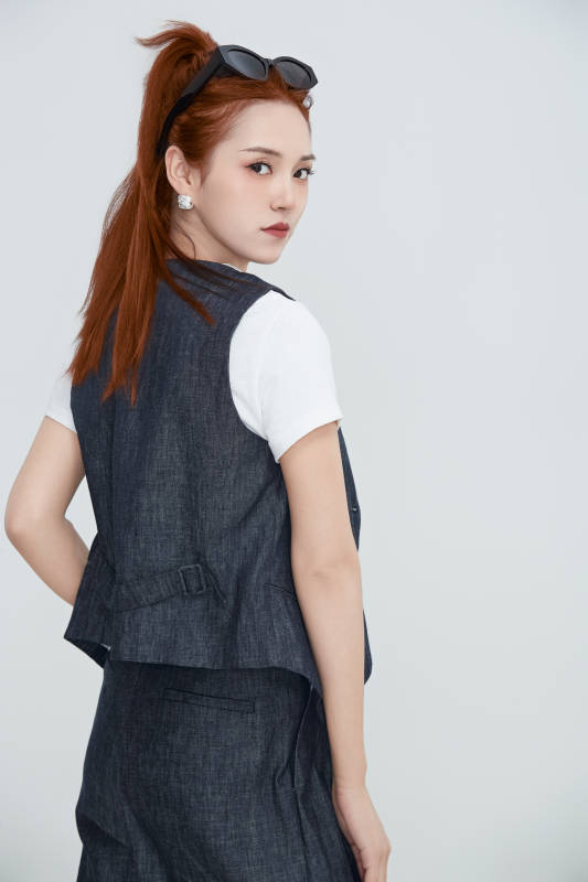 在摄影棚拍摄的青年时尚女性