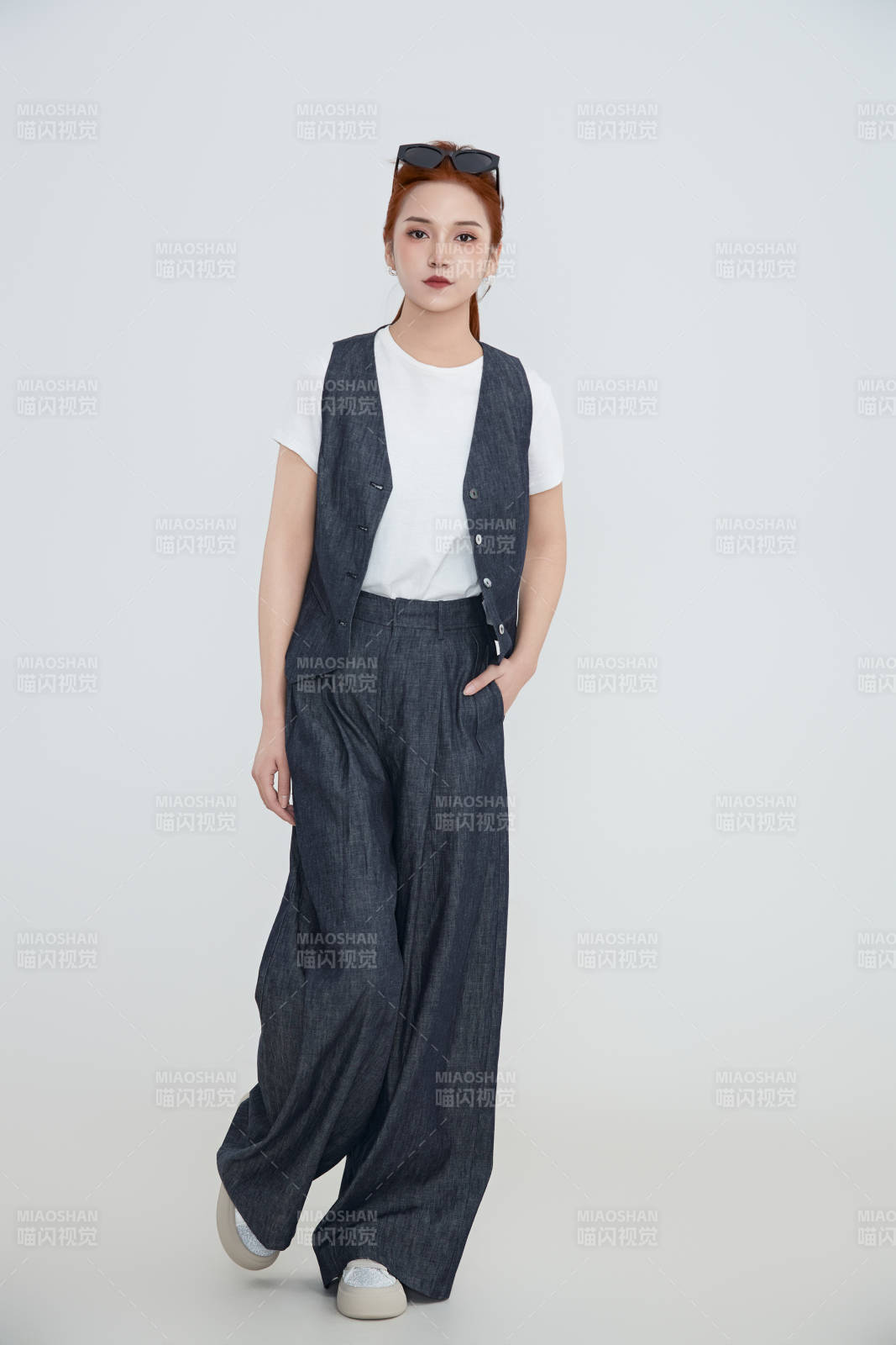 在攝影棚拍攝的青年時(shí)尚女性