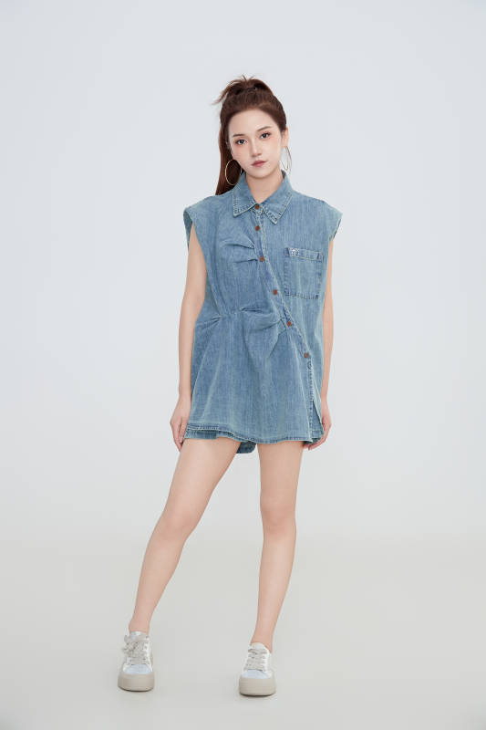 在摄影棚拍摄的青年时尚女性