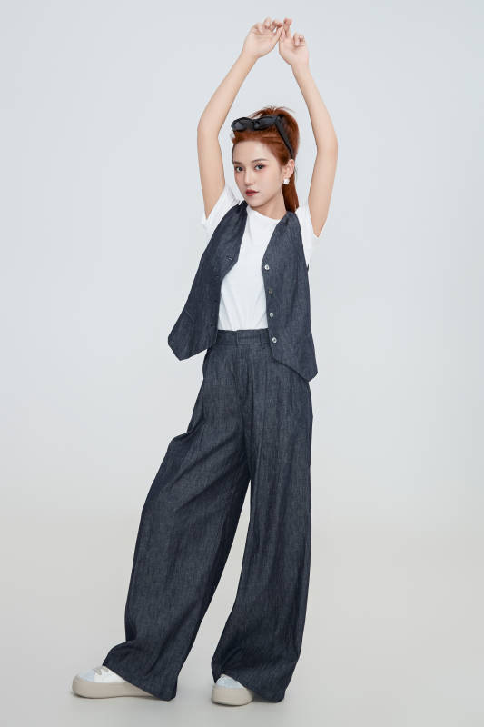 在摄影棚拍摄的青年时尚女性