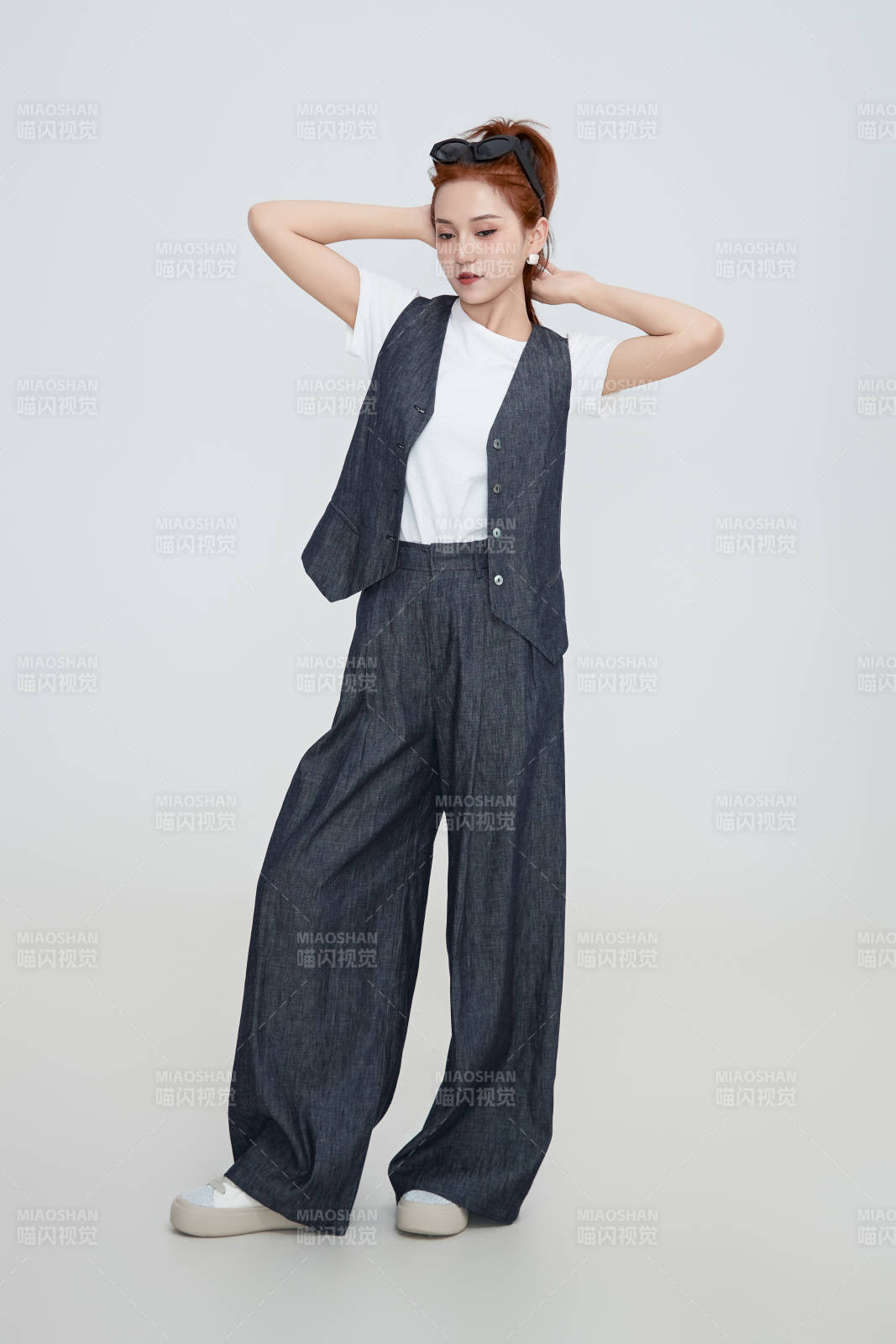 在攝影棚拍攝的青年時尚女性