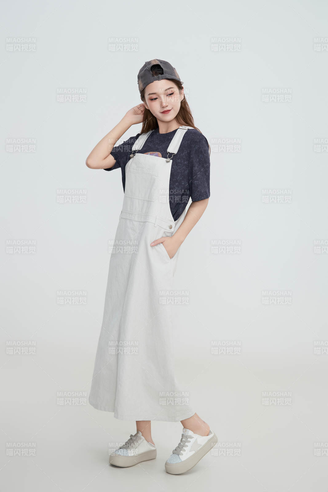 在攝影棚拍攝的青年時尚女性