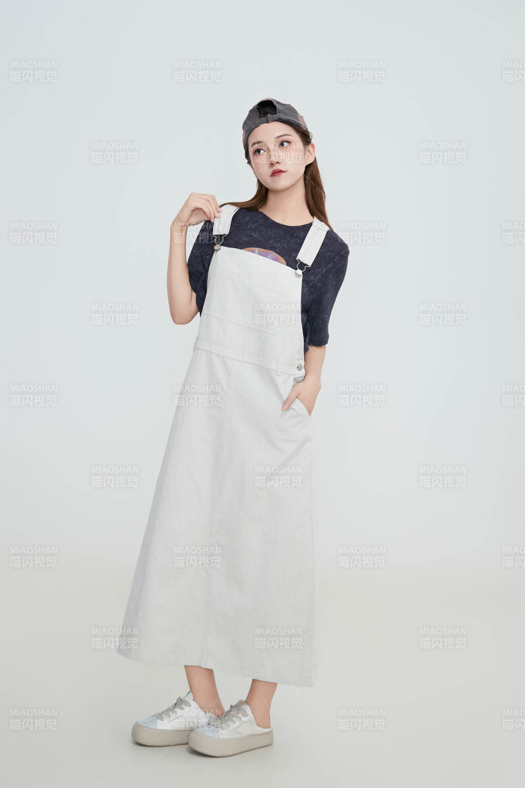 在攝影棚拍攝的青年時尚女性