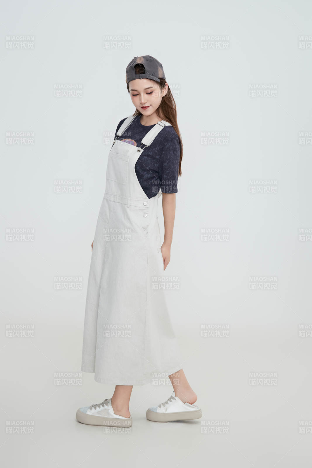 在攝影棚拍攝的青年時尚女性