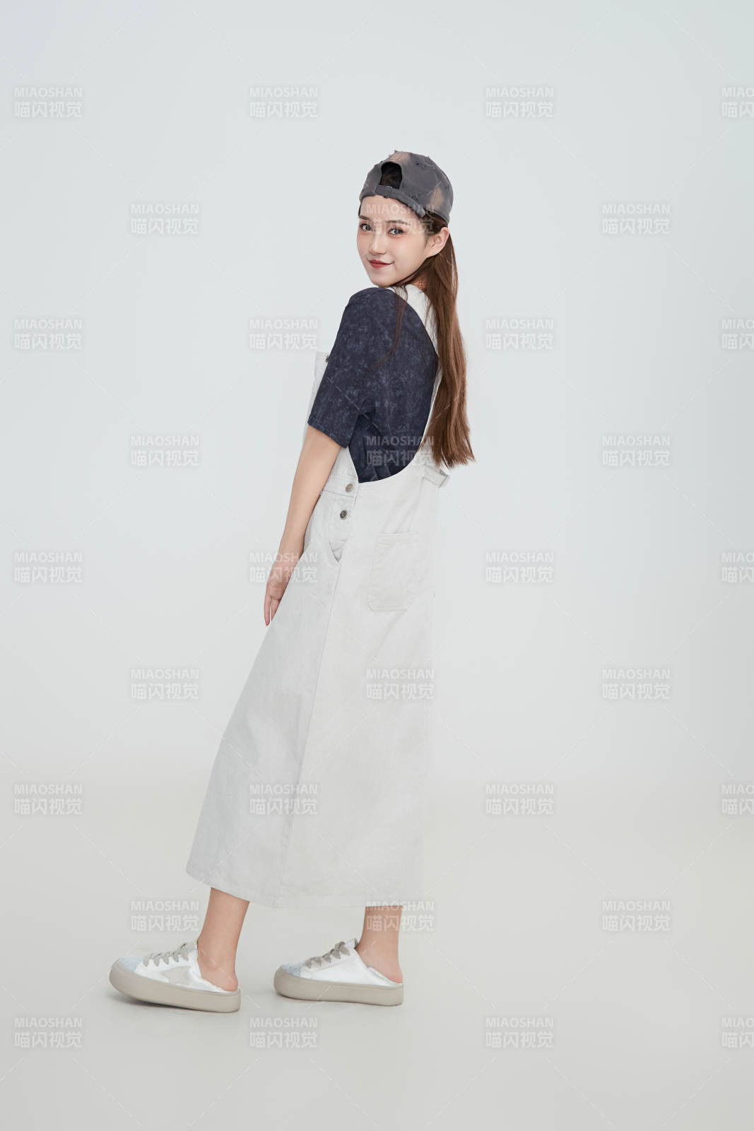 在攝影棚拍攝的青年時尚女性
