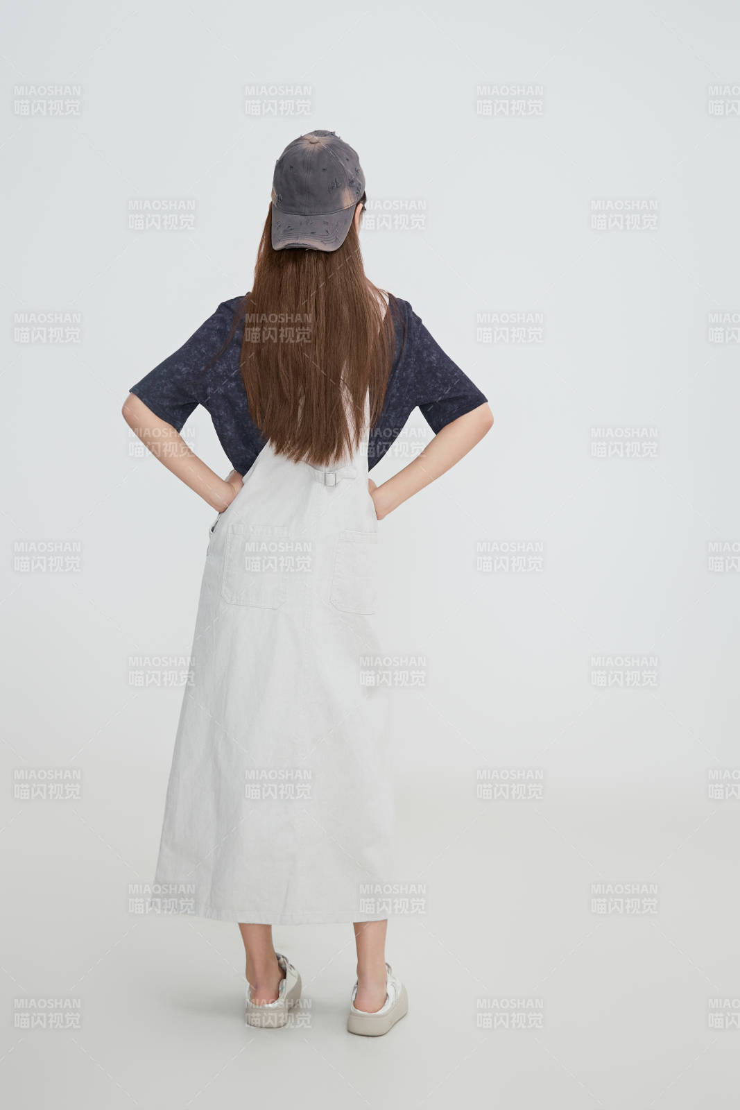 在攝影棚拍攝的青年時尚女性