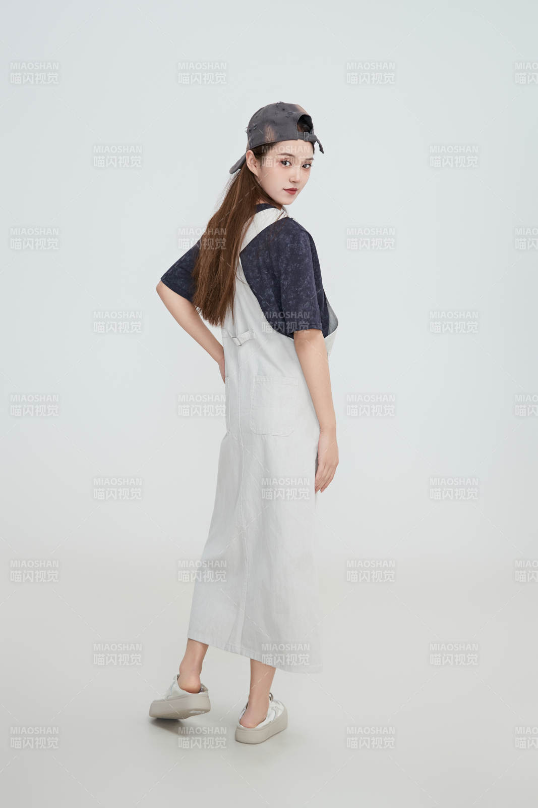 在攝影棚拍攝的青年時尚女性
