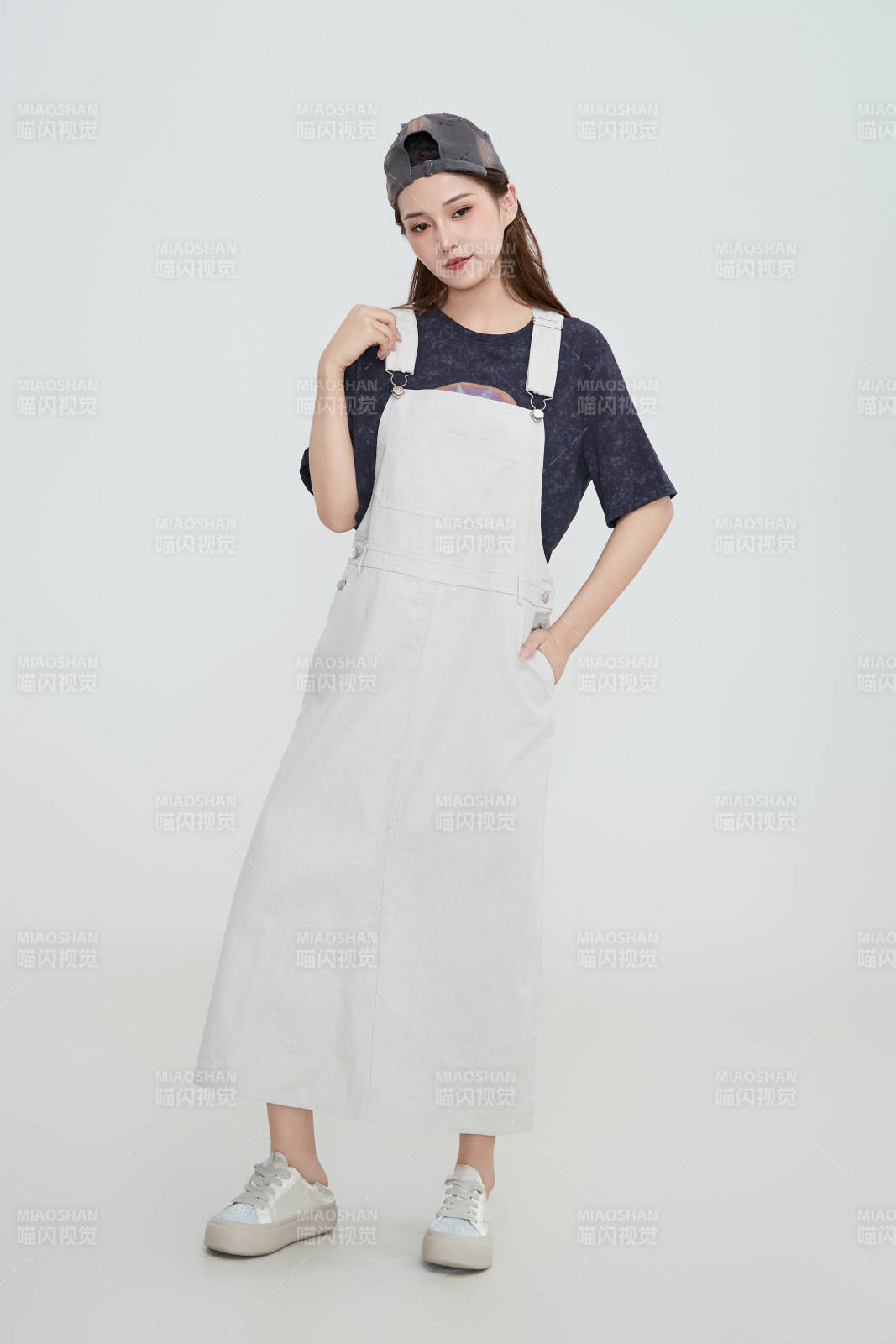 在攝影棚拍攝的青年時尚女性