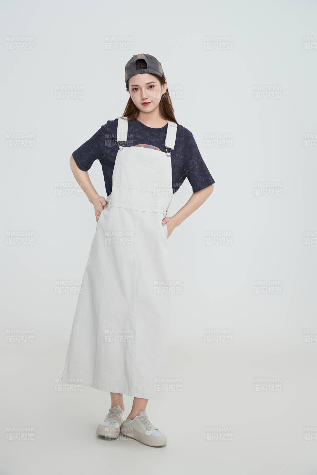 在攝影棚拍攝的青年時尚女性