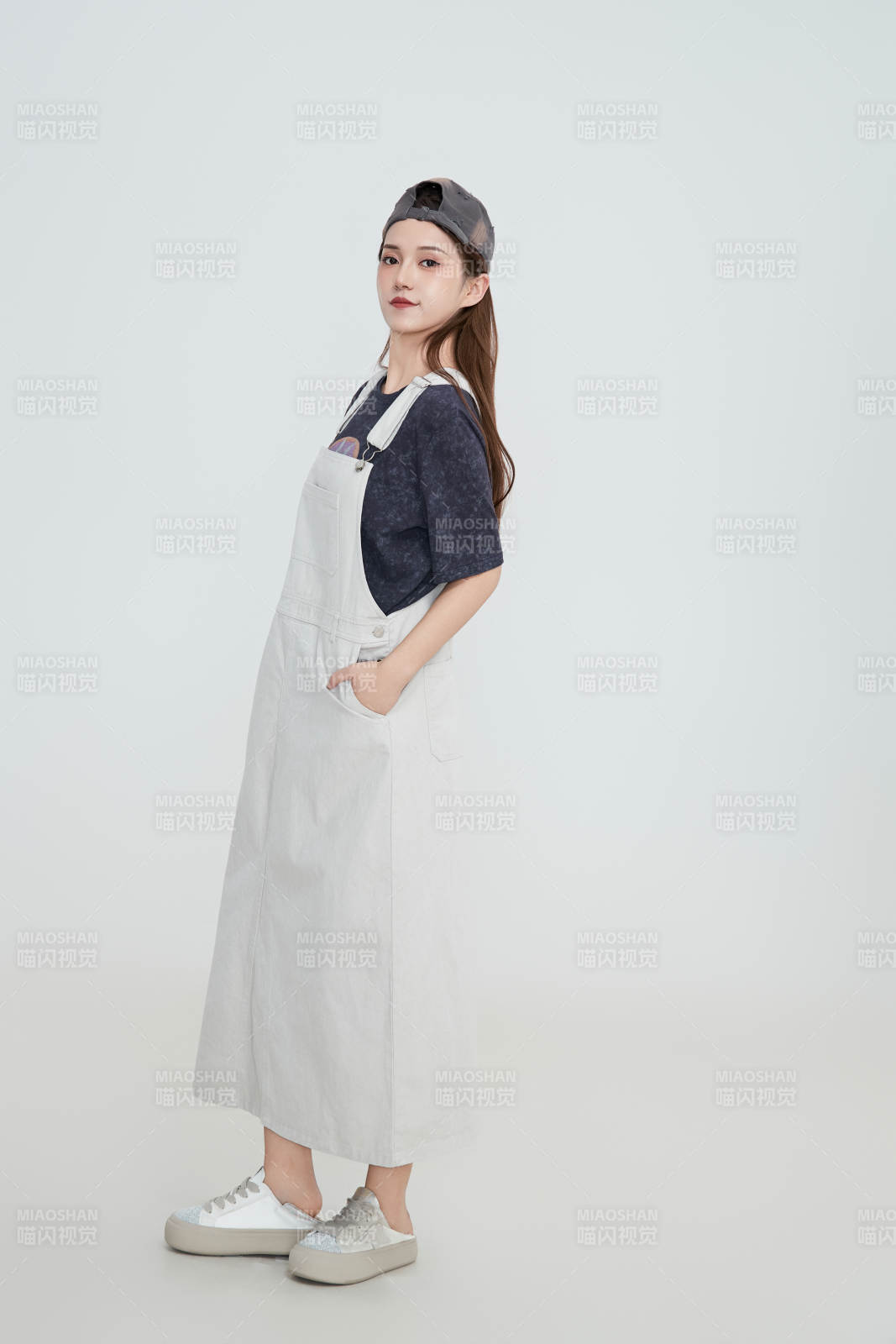 在攝影棚拍攝的青年時尚女性