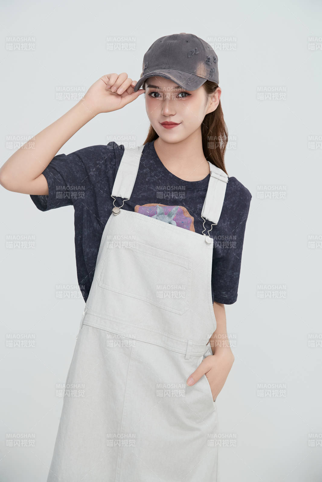 在攝影棚拍攝的青年時尚女性