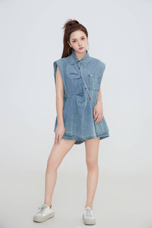 在摄影棚拍摄的青年时尚女性