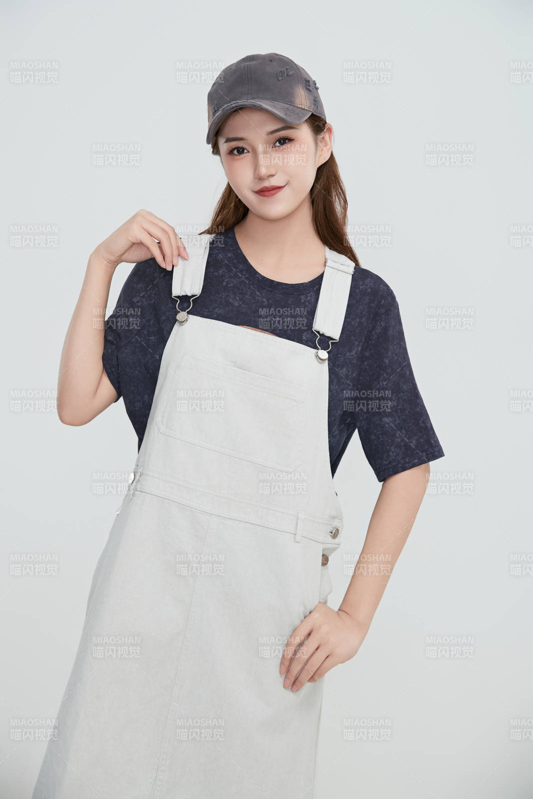 在攝影棚拍攝的青年時尚女性