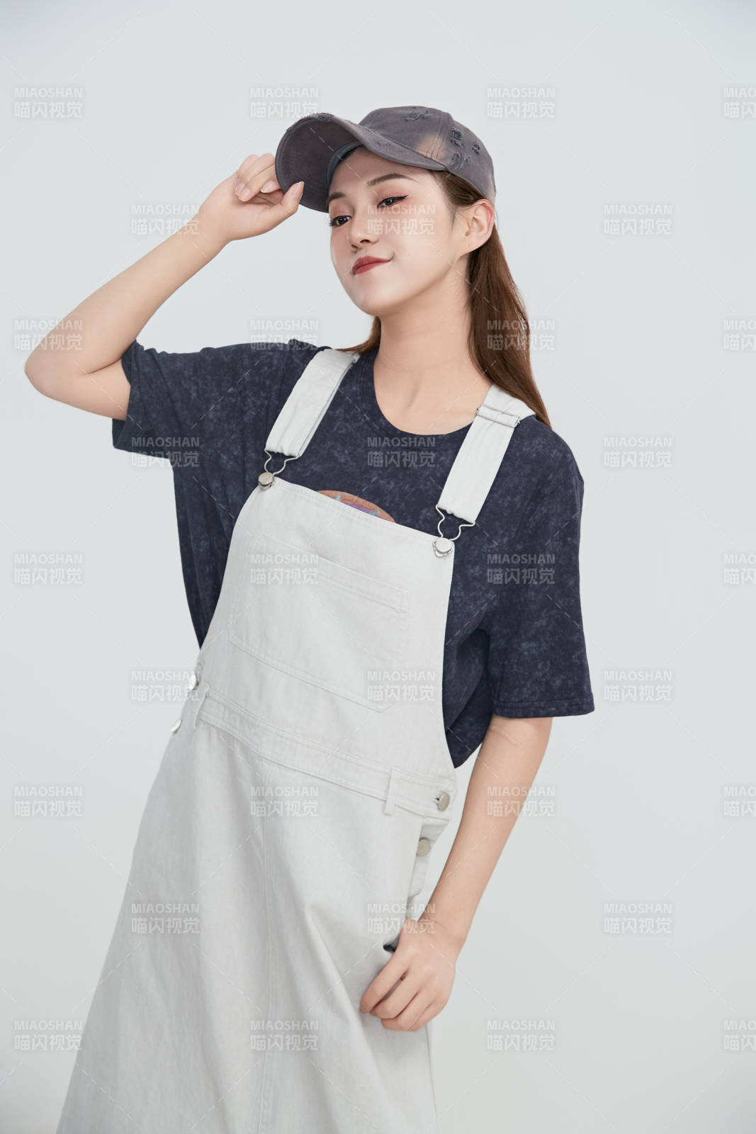 在攝影棚拍攝的青年時尚女性