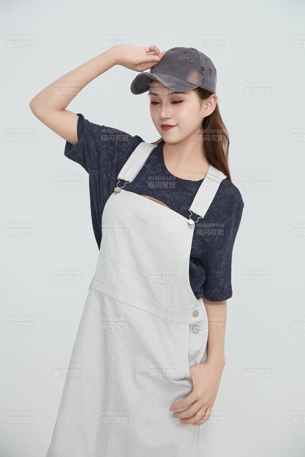 在攝影棚拍攝的青年時尚女性