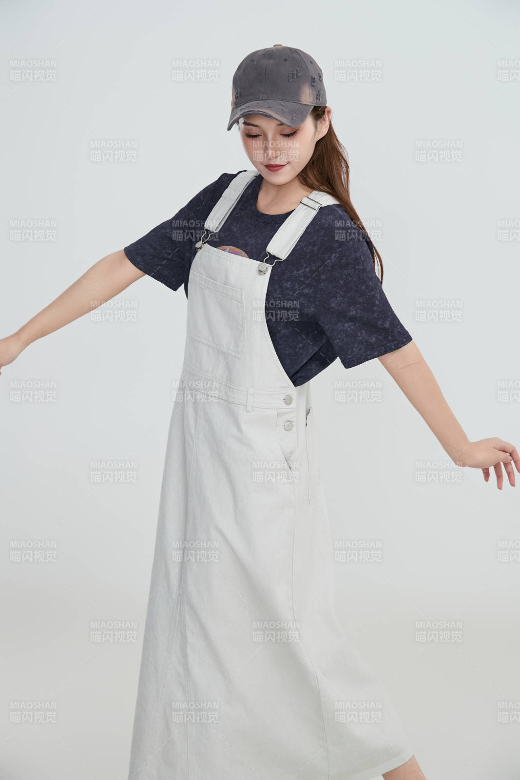 在攝影棚拍攝的青年時尚女性