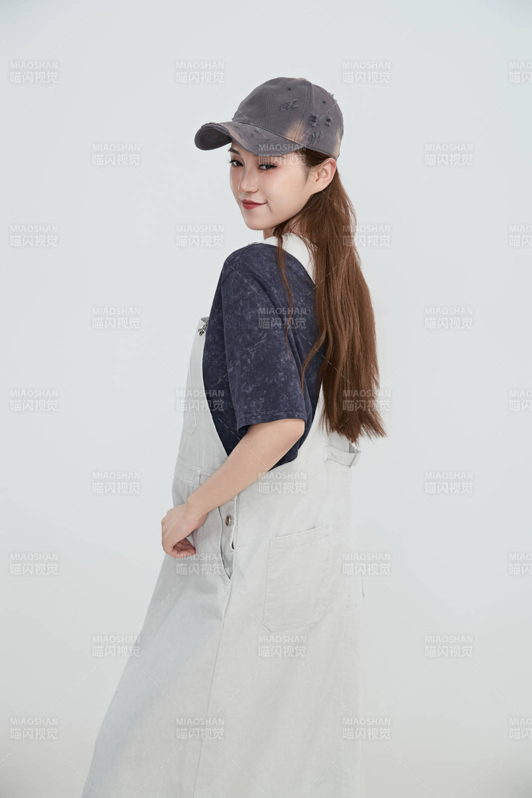 在攝影棚拍攝的青年時尚女性