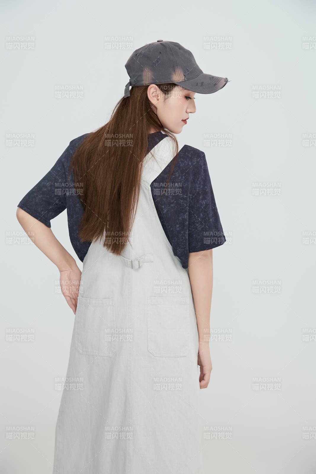 在攝影棚拍攝的青年時尚女性