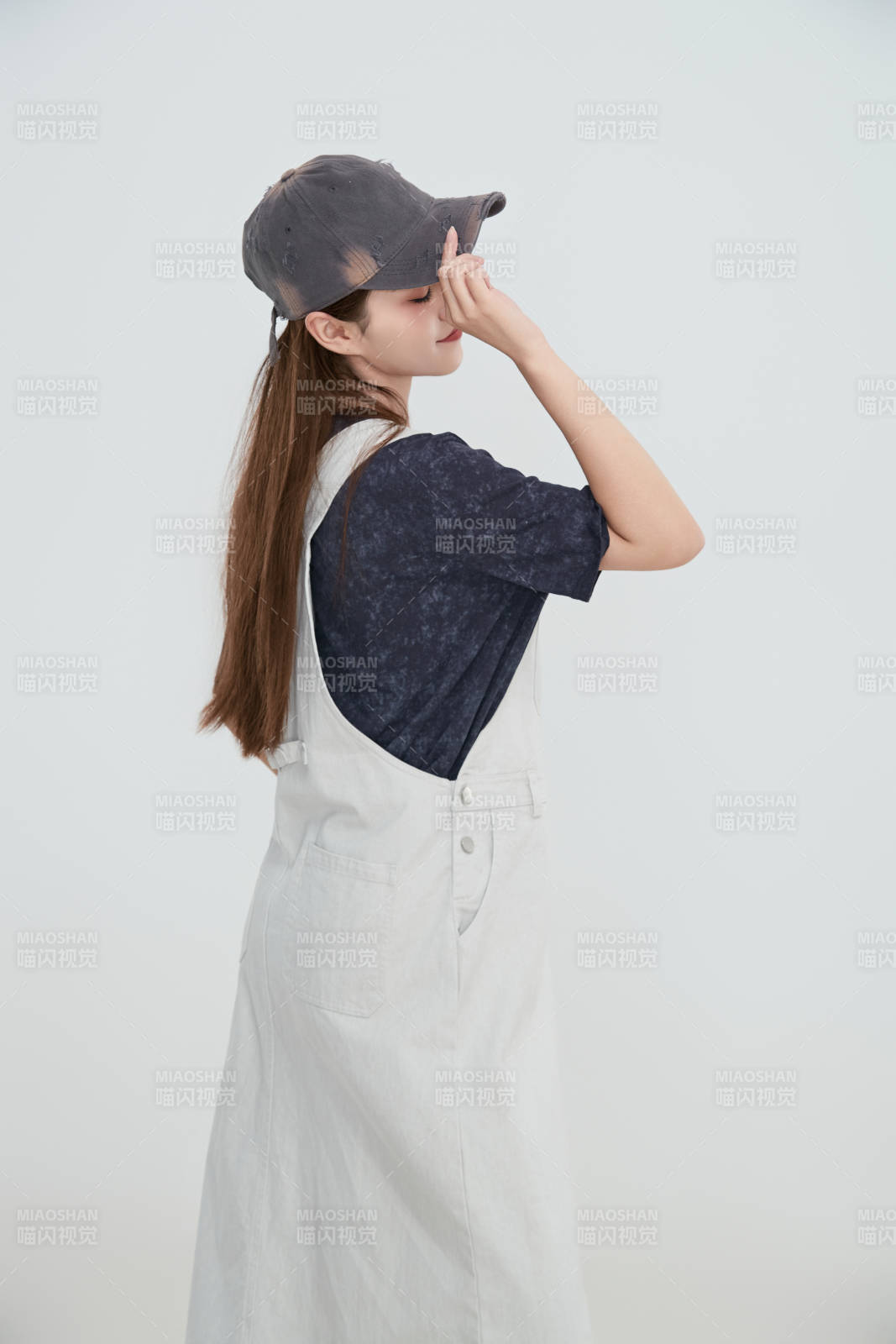 在攝影棚拍攝的青年時尚女性