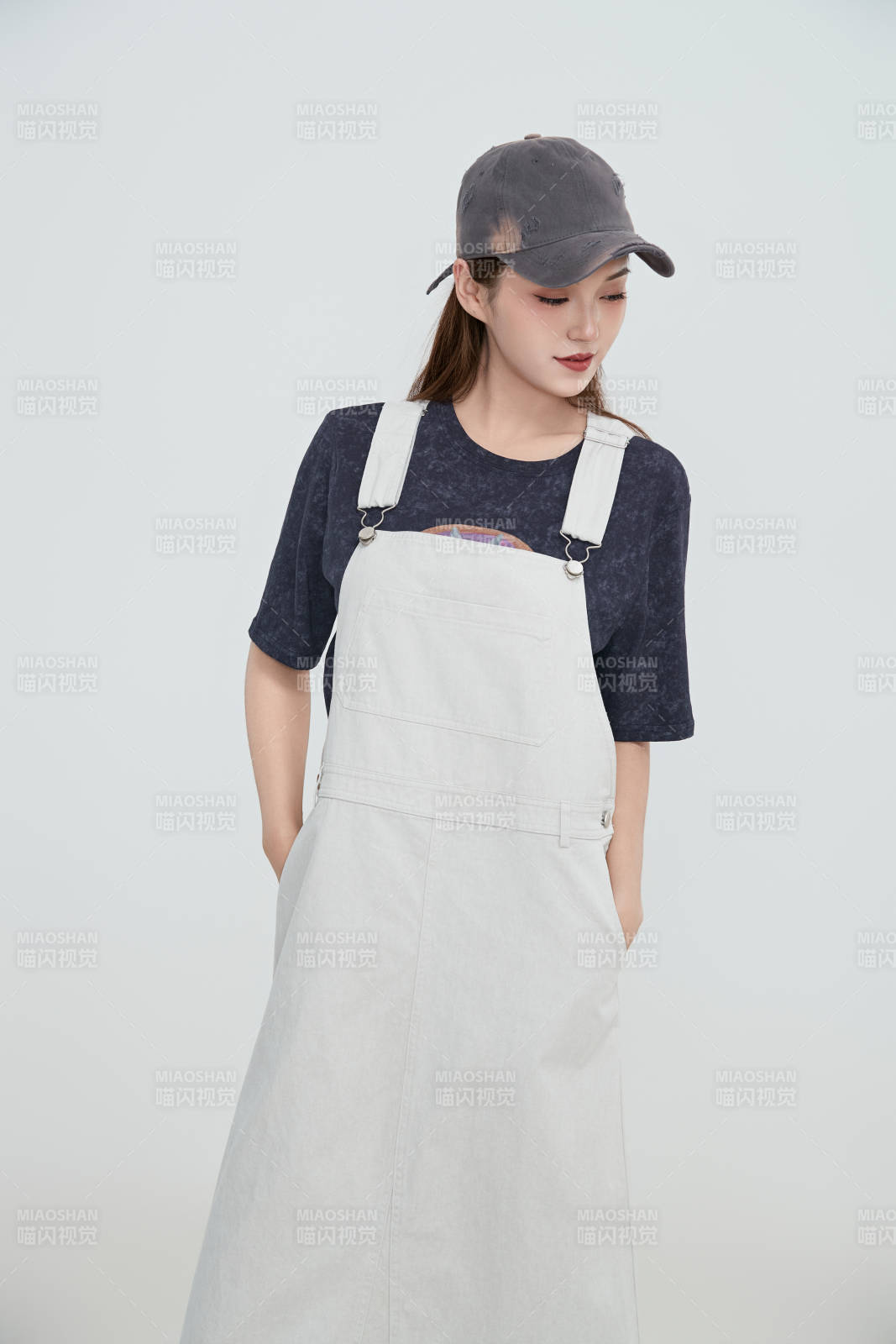 在攝影棚拍攝的青年時尚女性