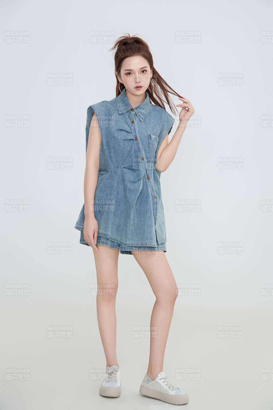 在攝影棚拍攝的青年時尚女性