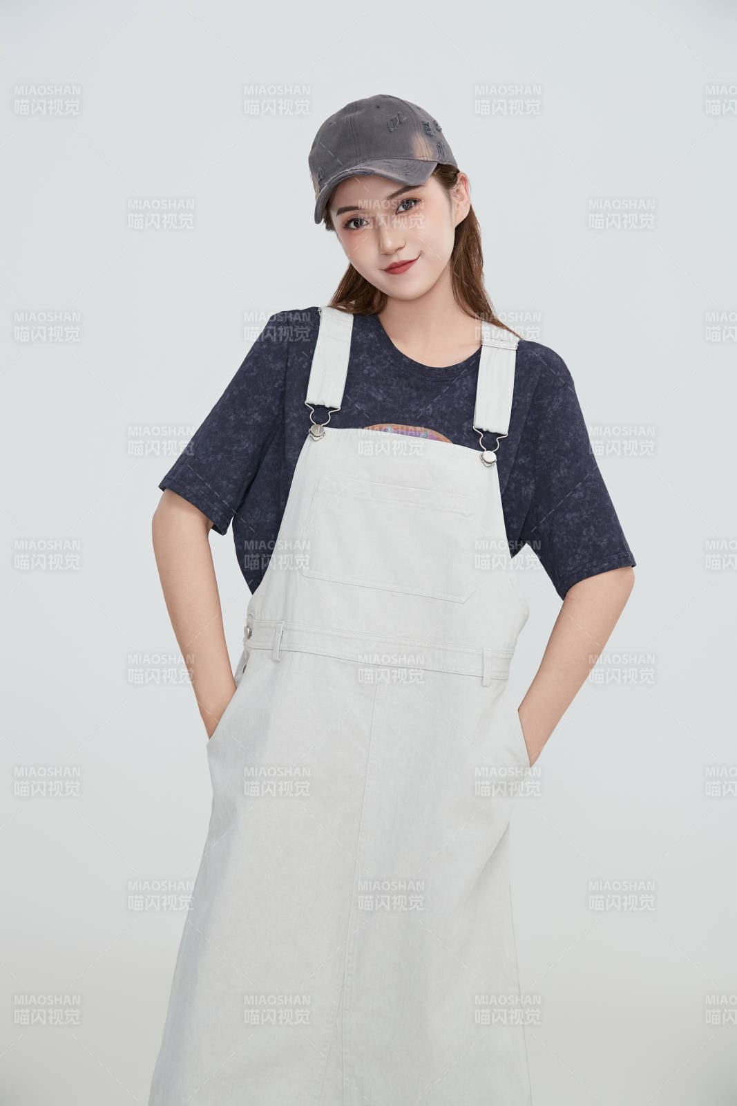 在攝影棚拍攝的青年時尚女性