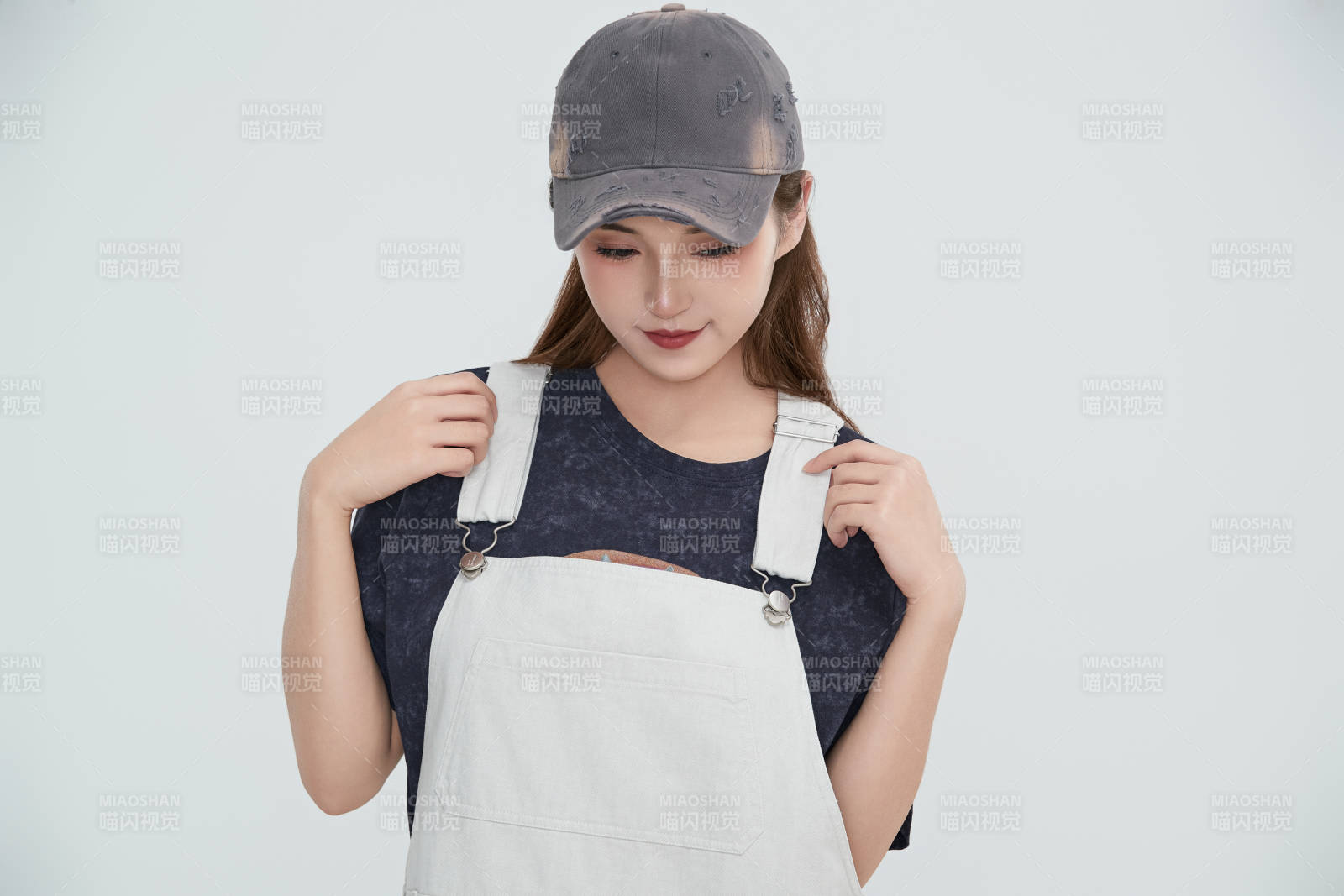 在攝影棚拍攝的青年時尚女性