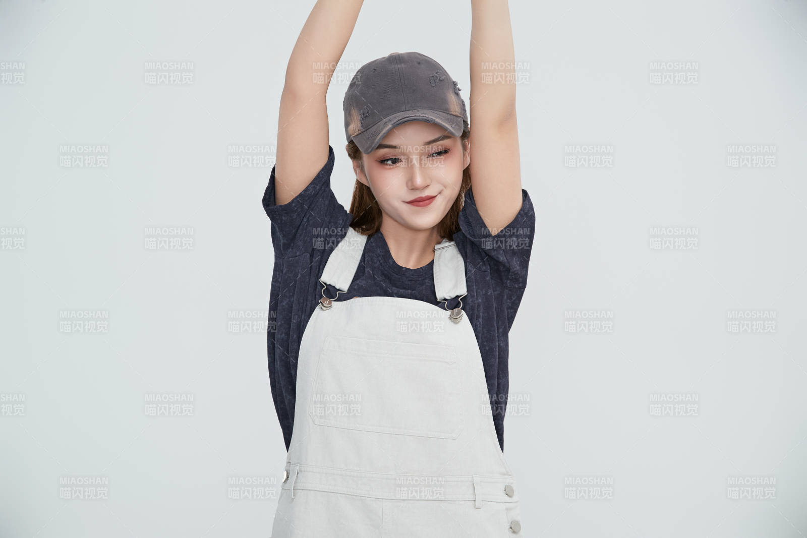 在攝影棚拍攝的青年時(shí)尚女性