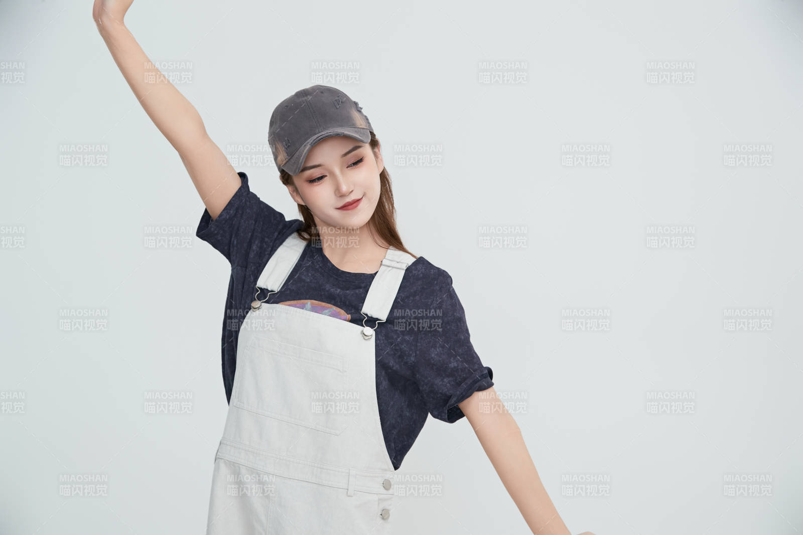 在攝影棚拍攝的青年時(shí)尚女性