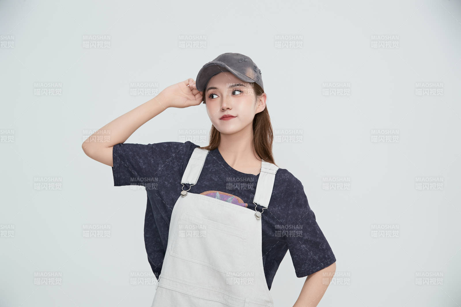 在攝影棚拍攝的青年時(shí)尚女性