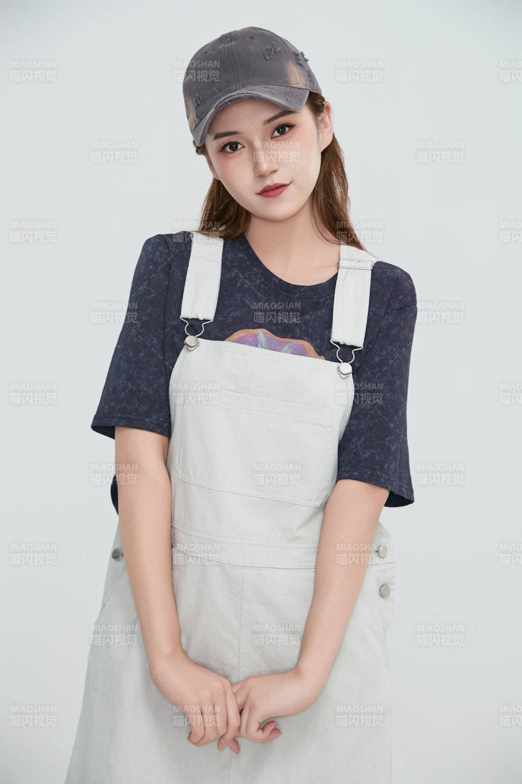 在攝影棚拍攝的青年時尚女性