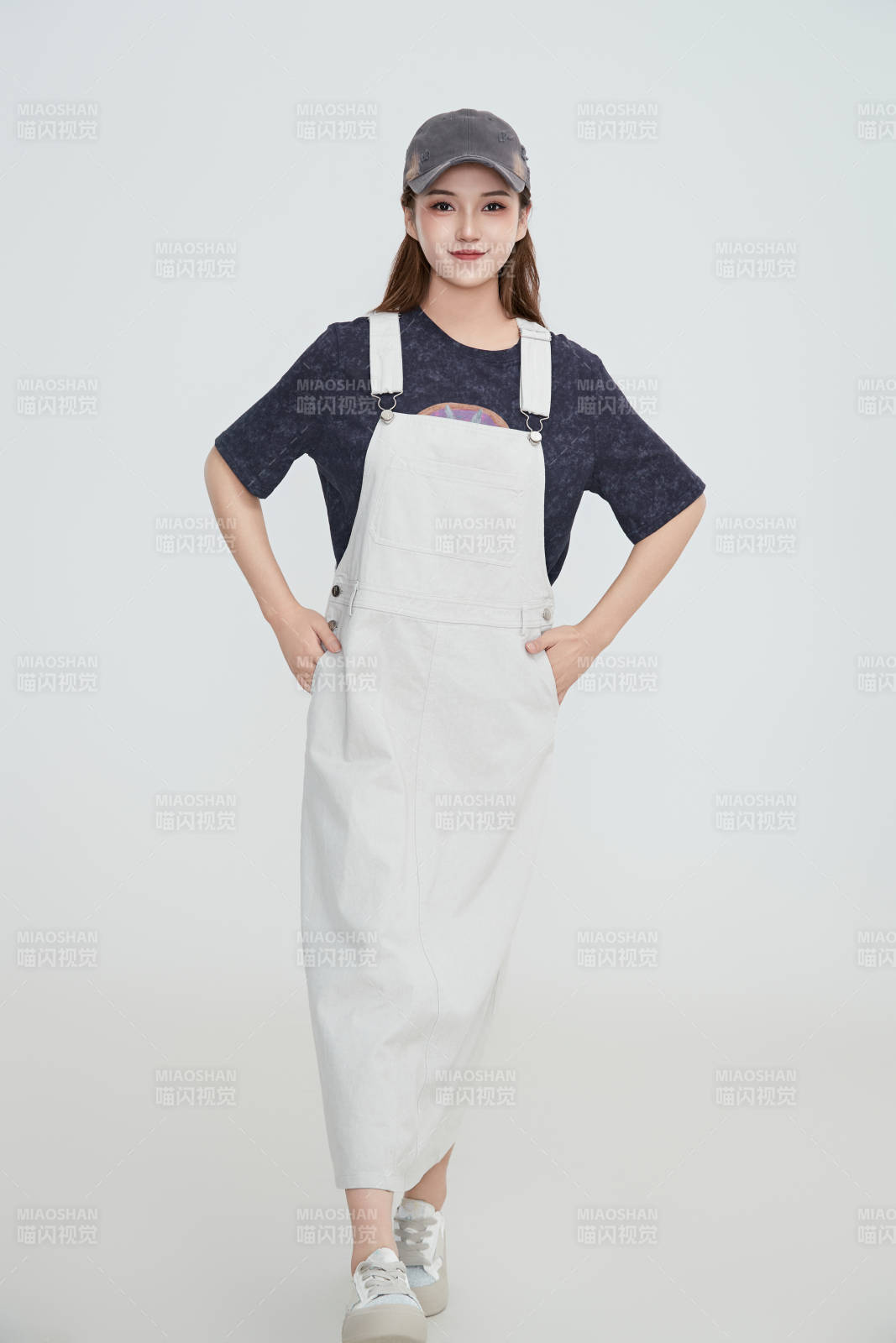 在攝影棚拍攝的青年時尚女性