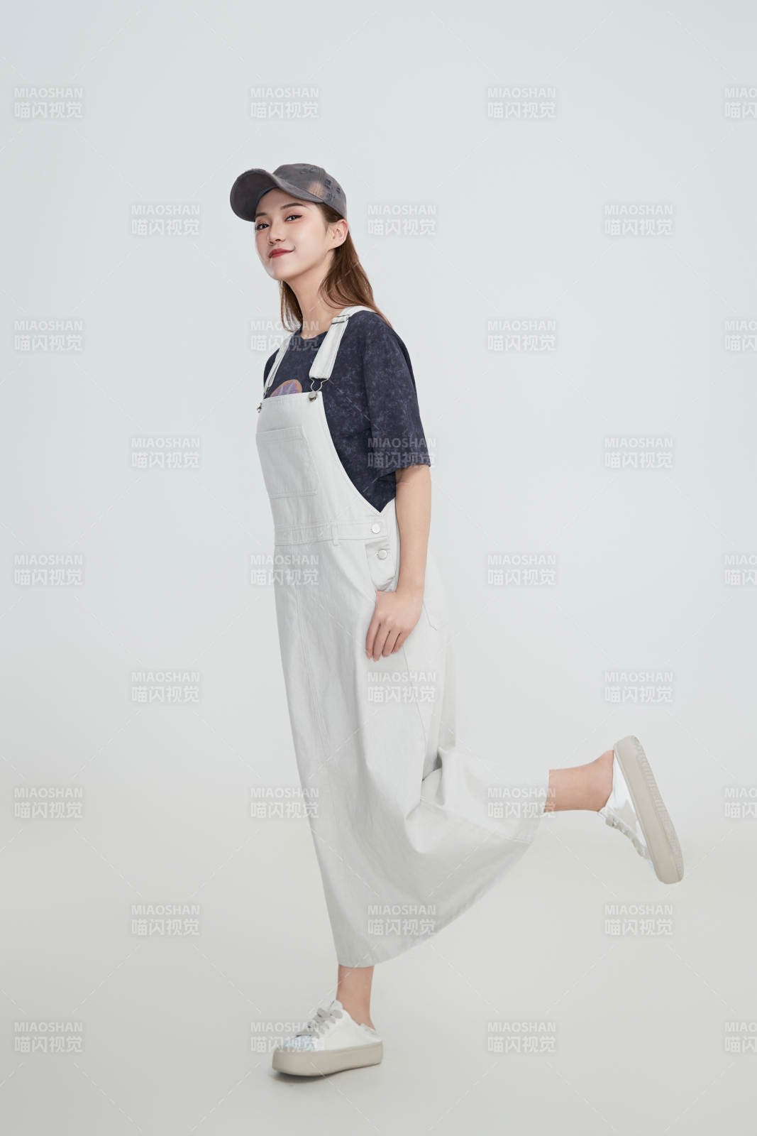 在攝影棚拍攝的青年時尚女性