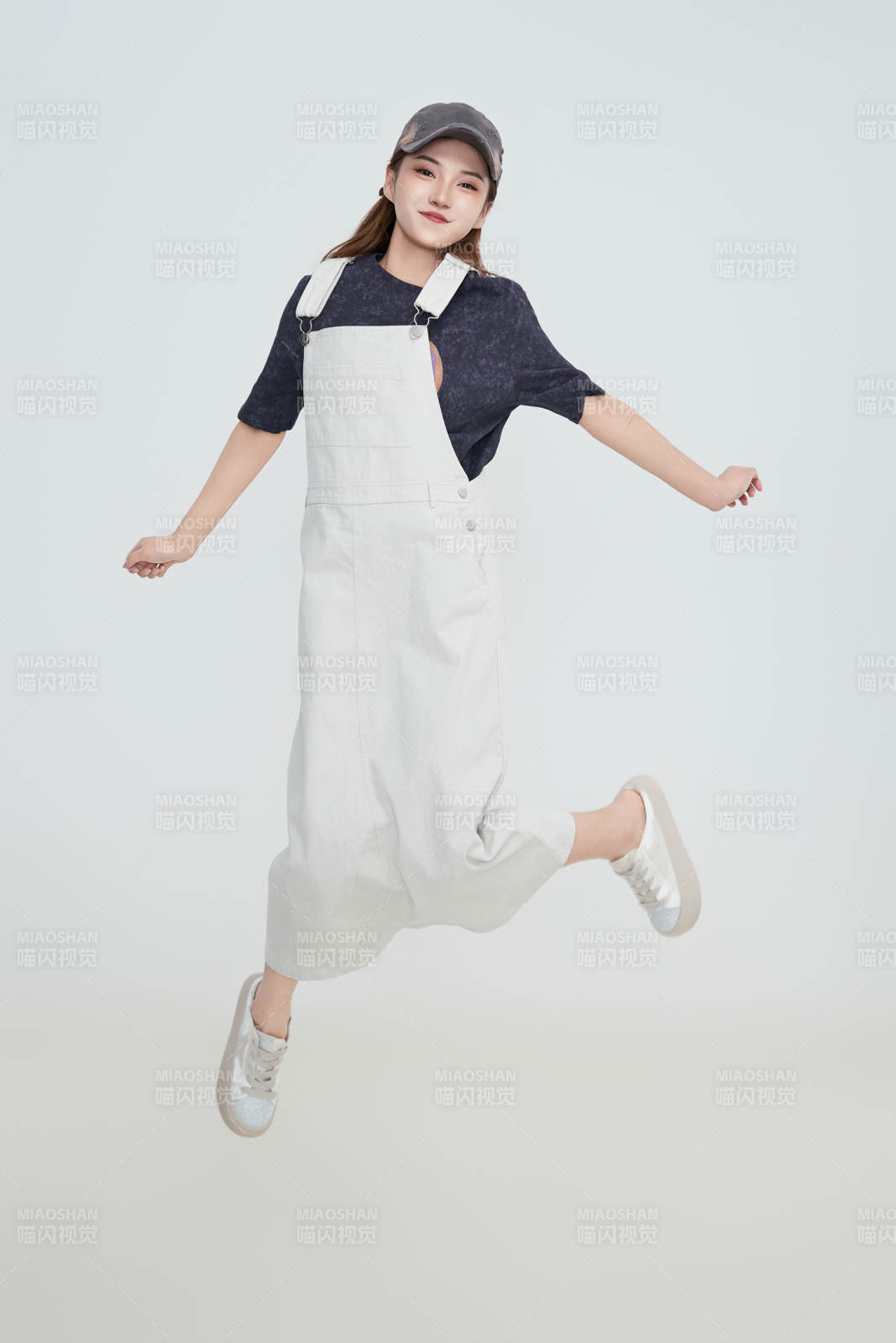 在攝影棚拍攝的青年時(shí)尚女性