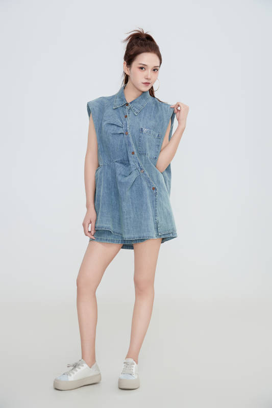 在攝影棚拍攝的青年時尚女性