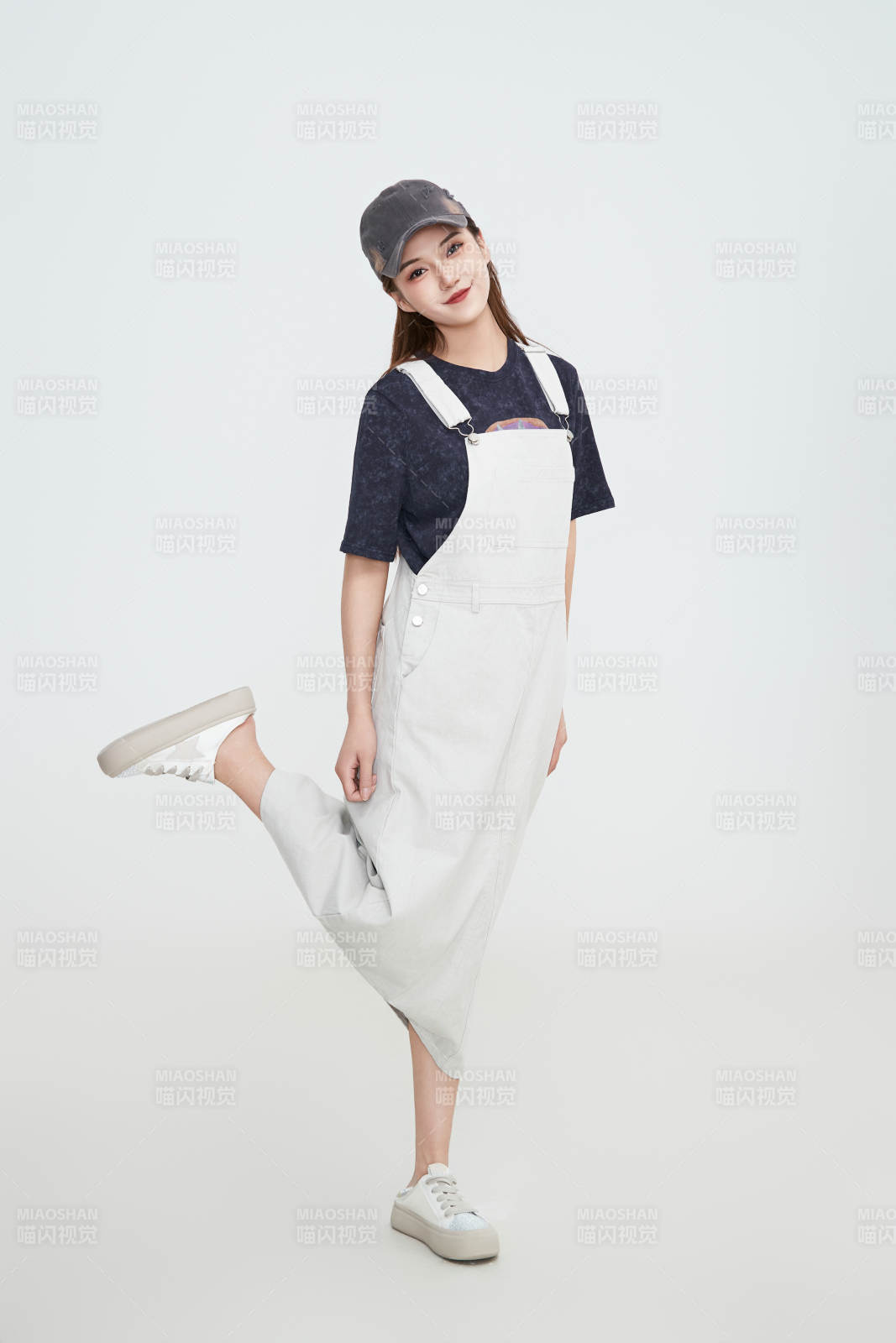 在攝影棚拍攝的青年時尚女性
