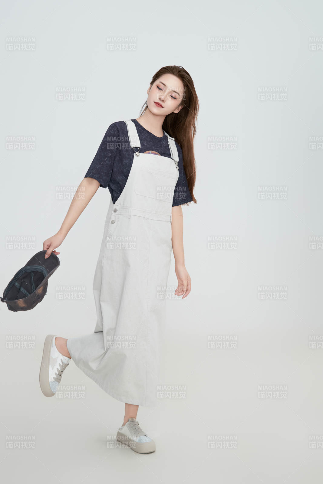 在攝影棚拍攝的青年時尚女性
