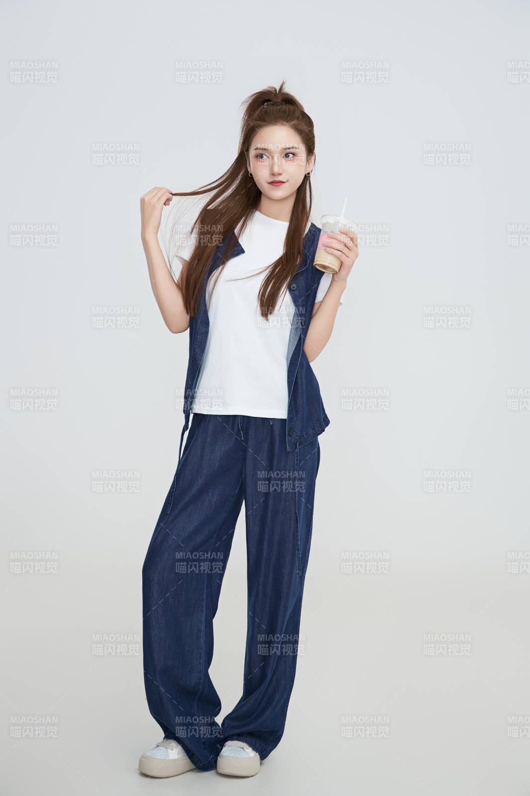 在摄影棚拍摄的青年时尚女性图片