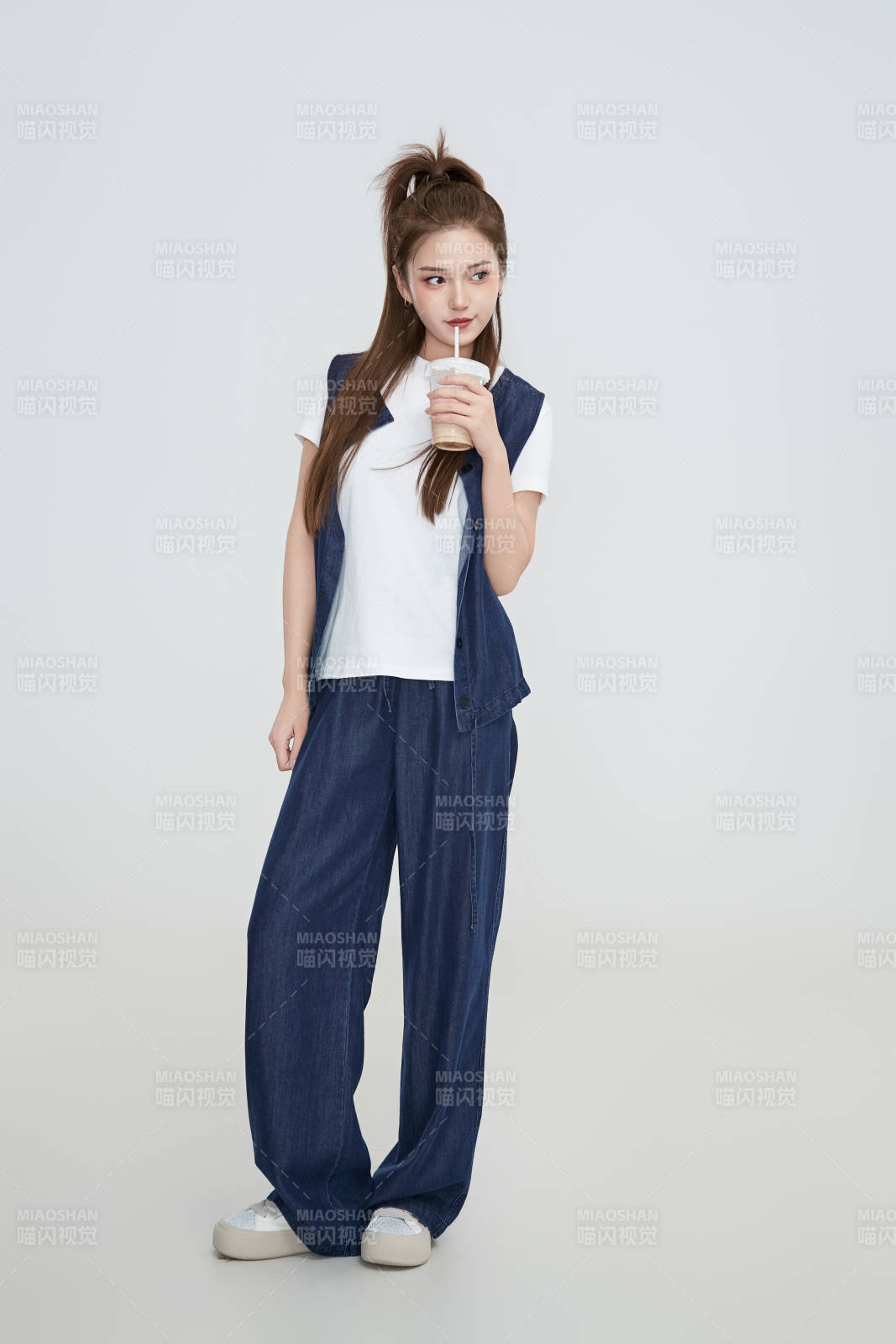 在攝影棚拍攝的青年時尚女性