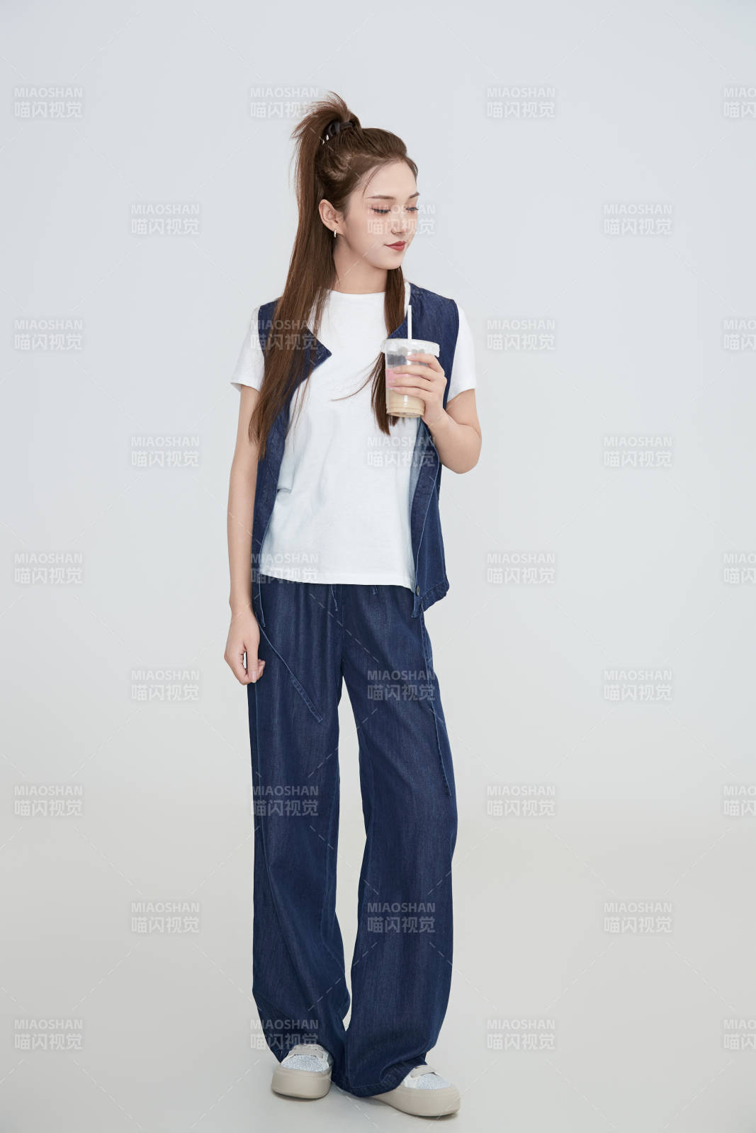 在攝影棚拍攝的青年時尚女性