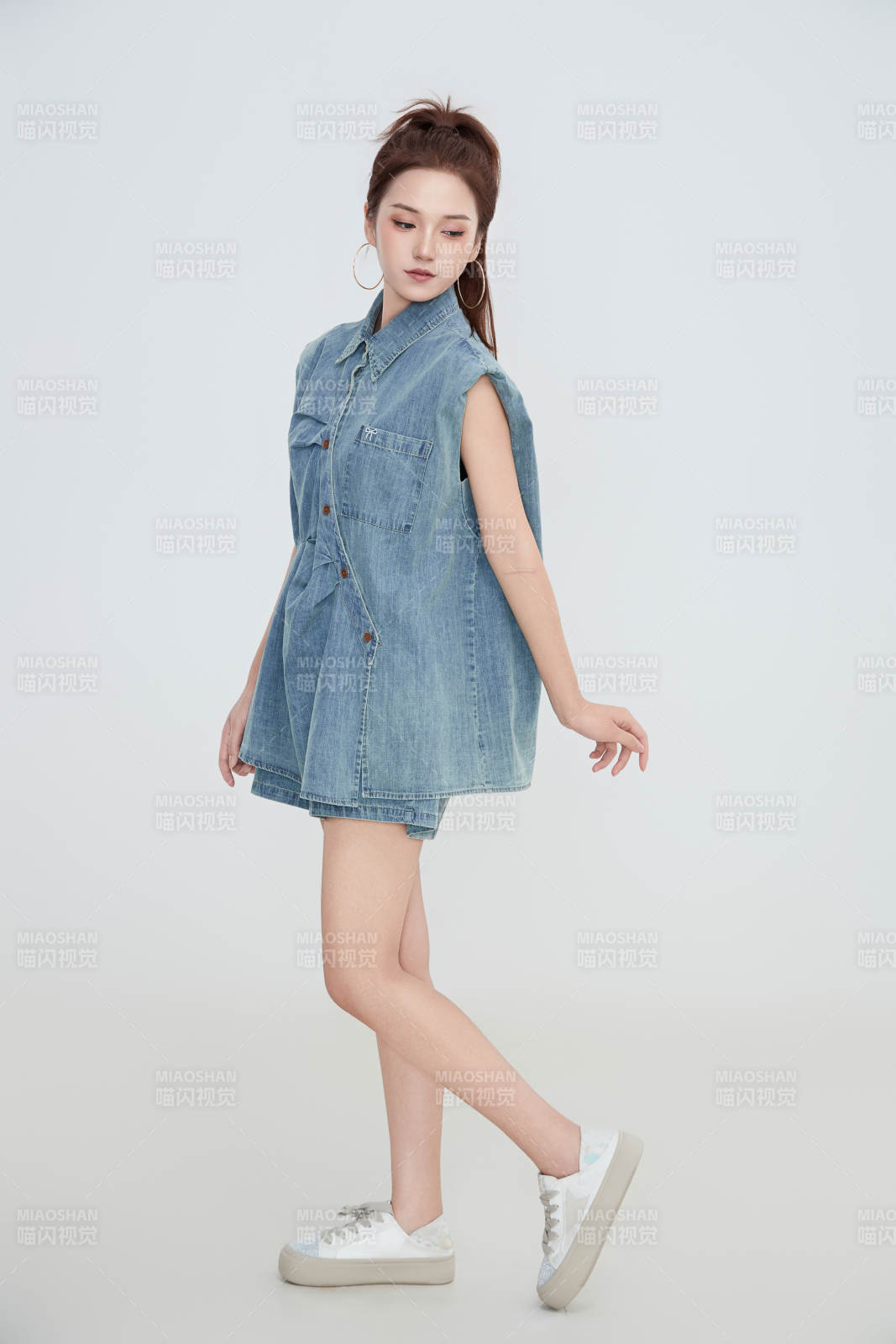 在攝影棚拍攝的青年時(shí)尚女性