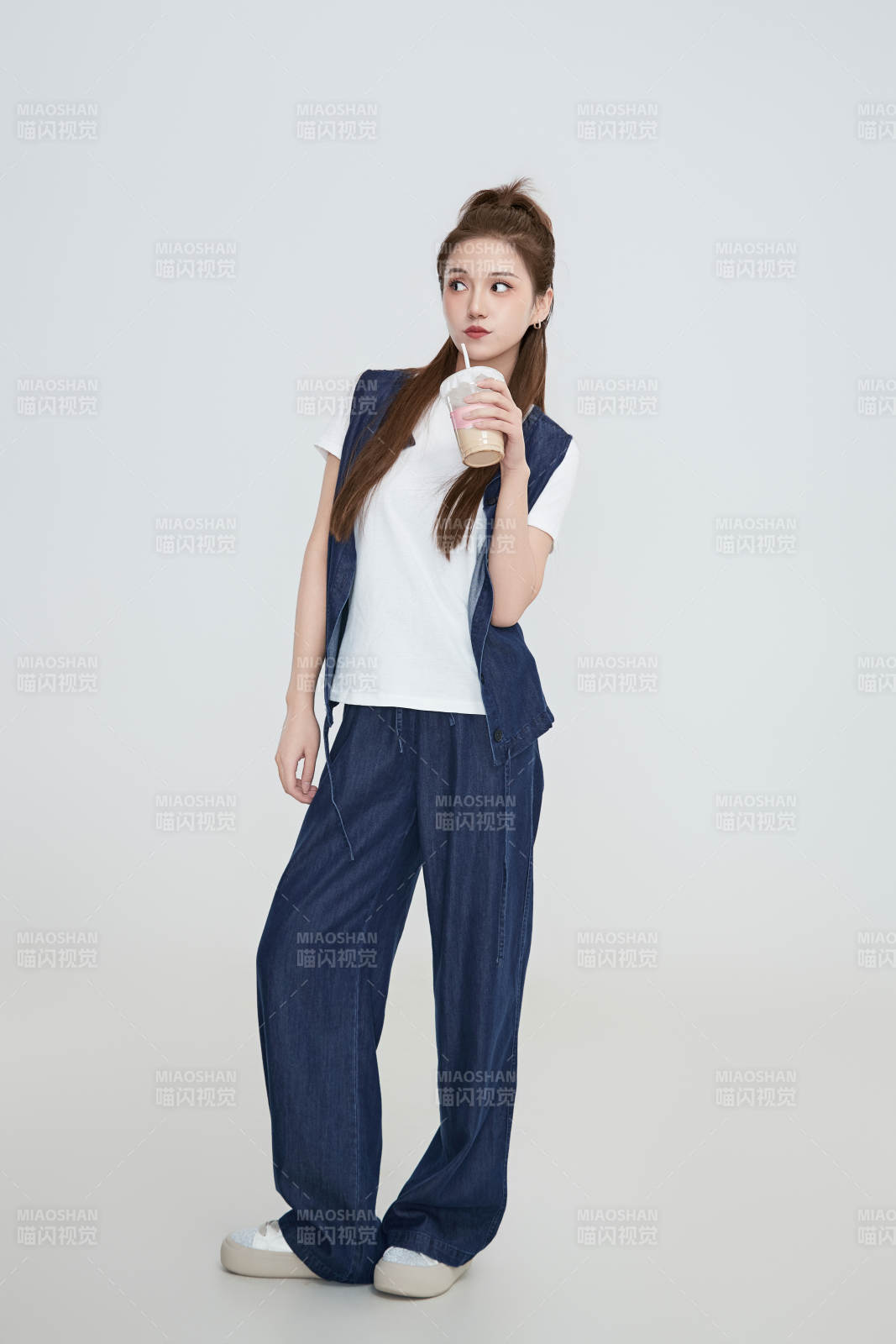 在攝影棚拍攝的青年時尚女性