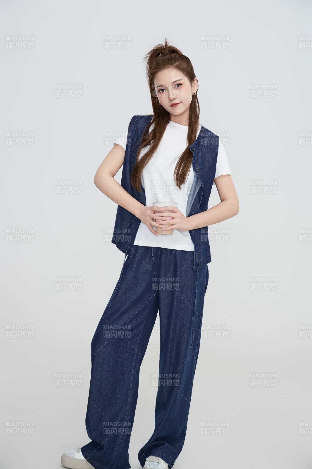 在攝影棚拍攝的青年時(shí)尚女性