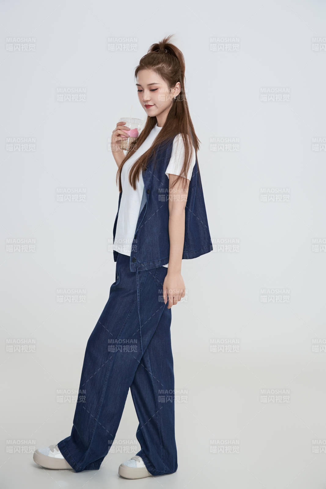 在攝影棚拍攝的青年時尚女性