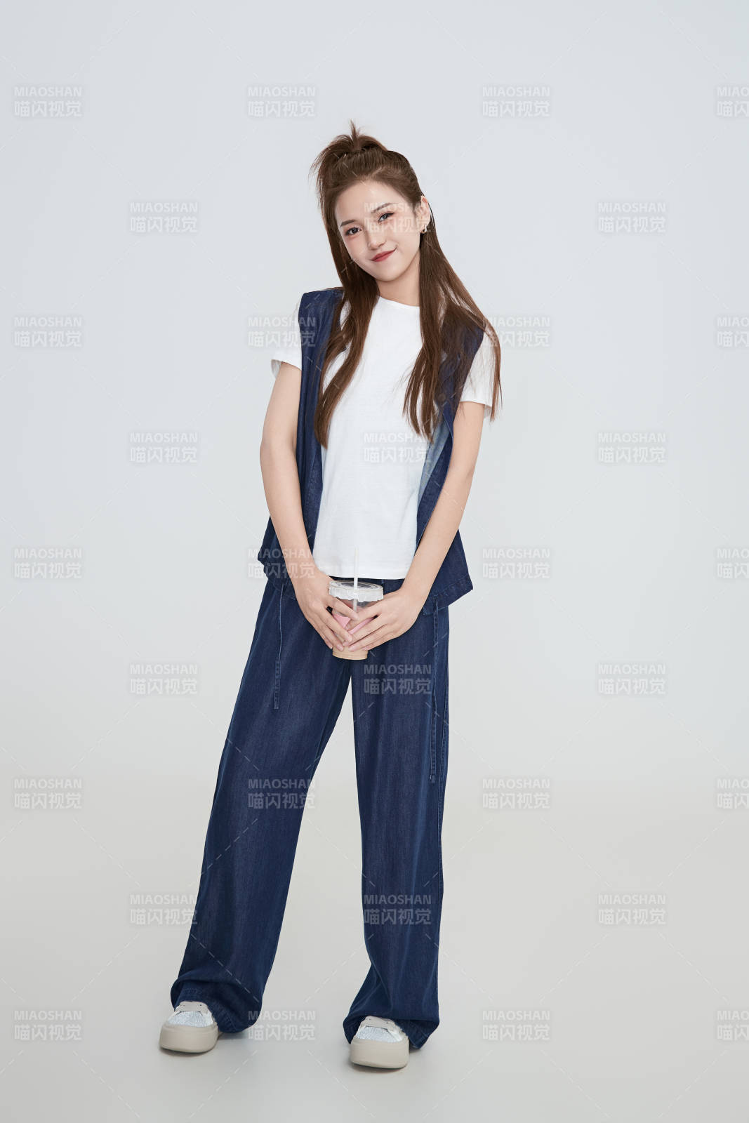 在攝影棚拍攝的青年時尚女性