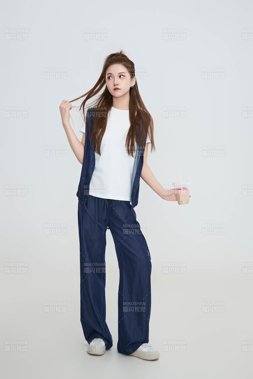 在攝影棚拍攝的青年時尚女性