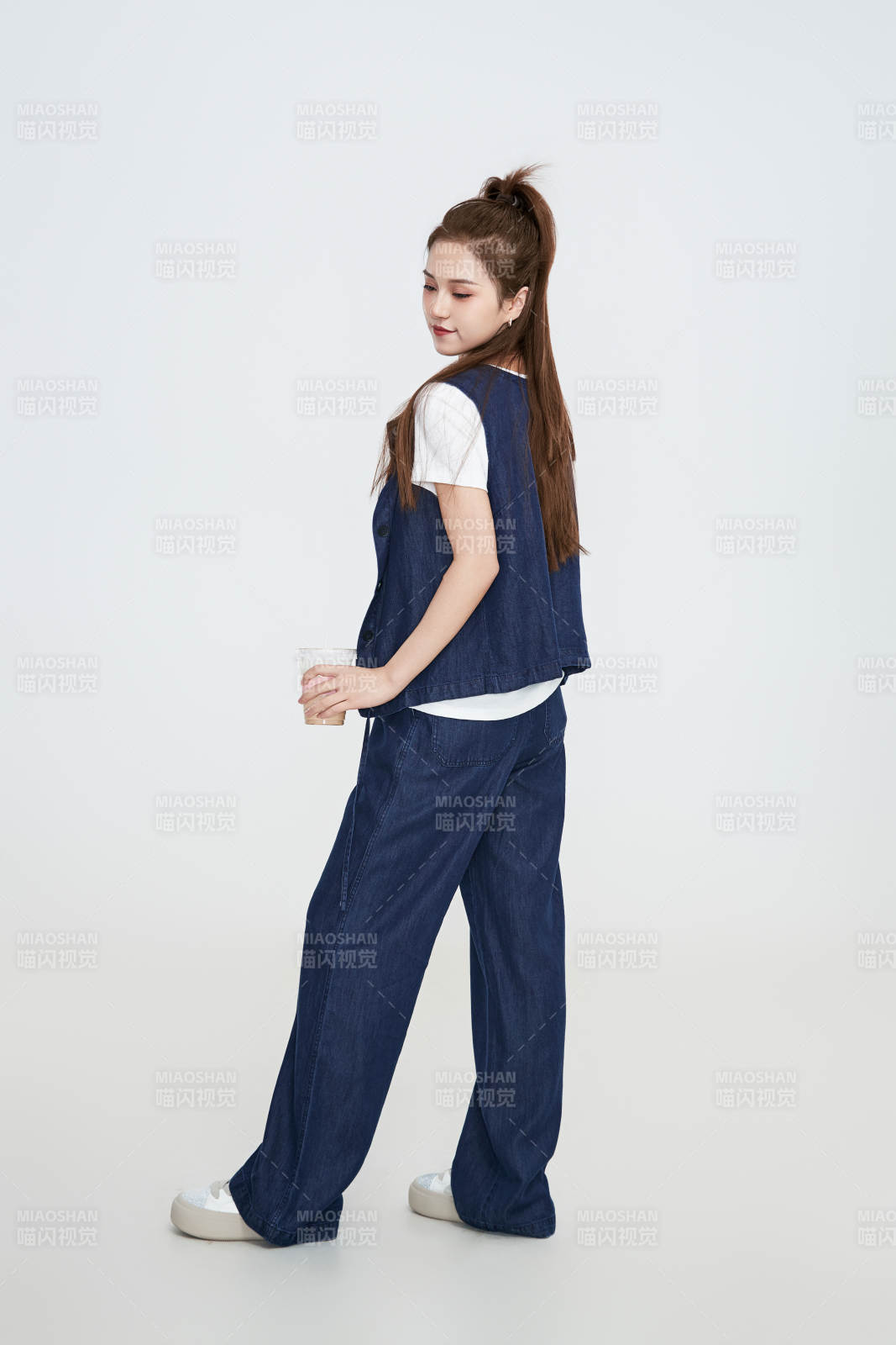 在攝影棚拍攝的青年時(shí)尚女性