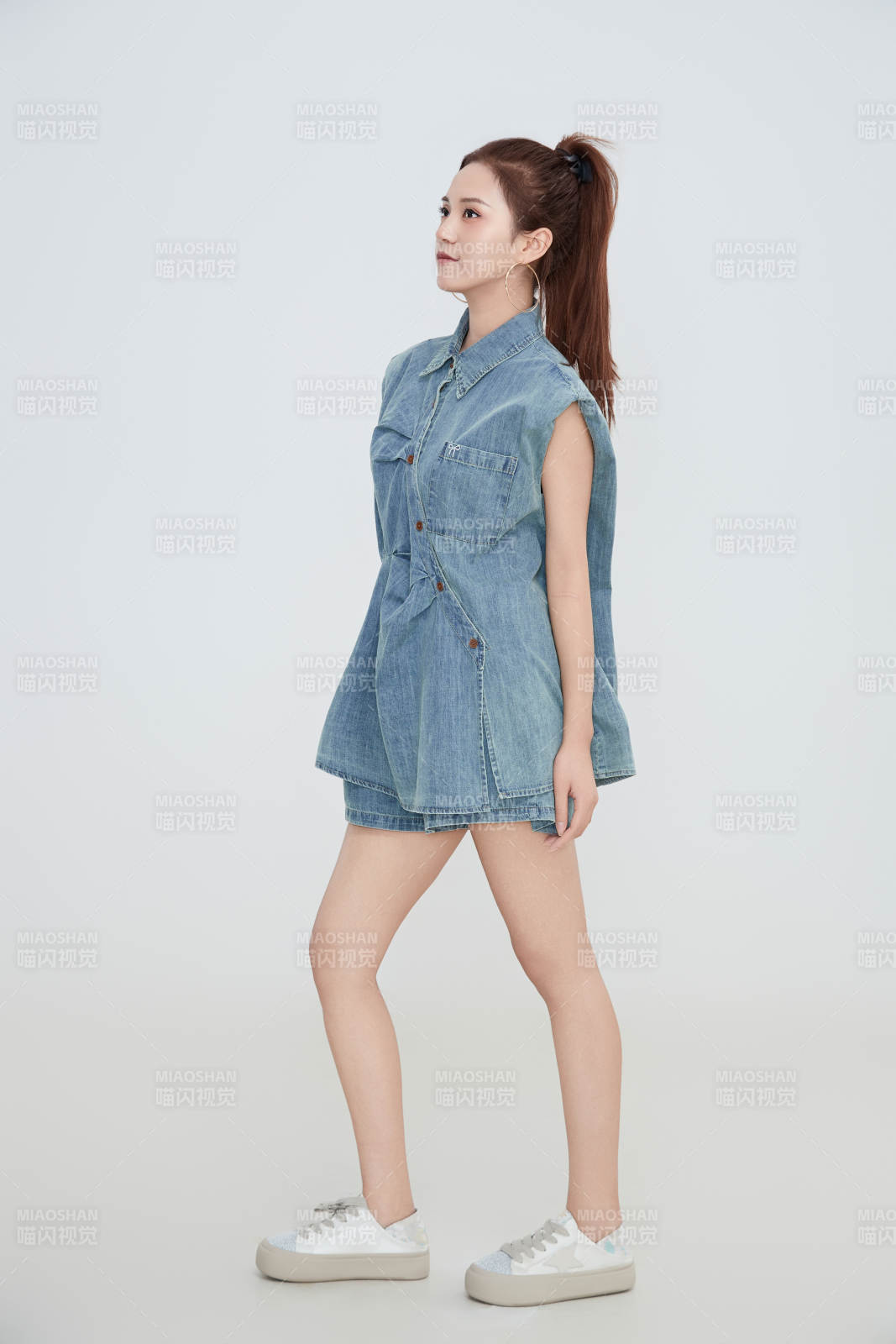 在攝影棚拍攝的青年時尚女性