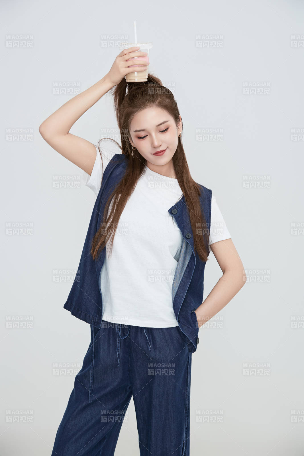 在攝影棚拍攝的青年時尚女性