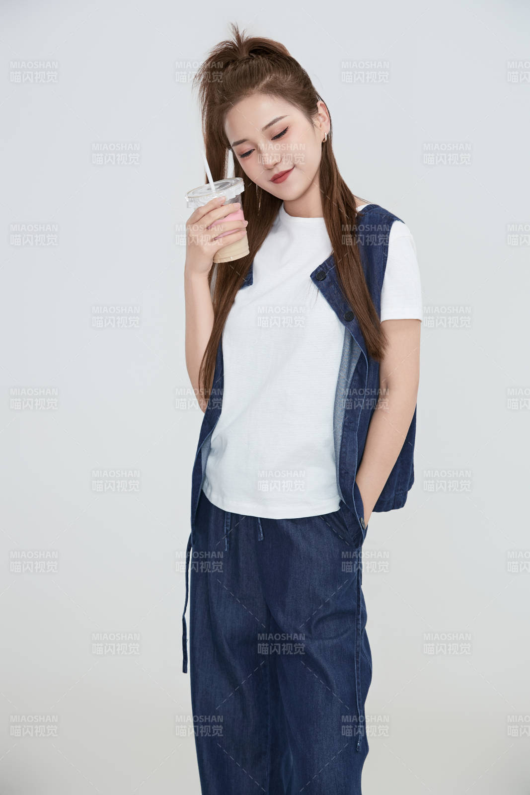 在攝影棚拍攝的青年時尚女性